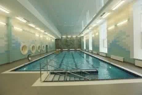Комплекс бассейнов для групповых занятий ЛФК в воде с приспособлениями для пациентов с нарушениями движений